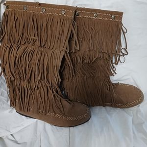 Nice 13w Fringe Brown Boots